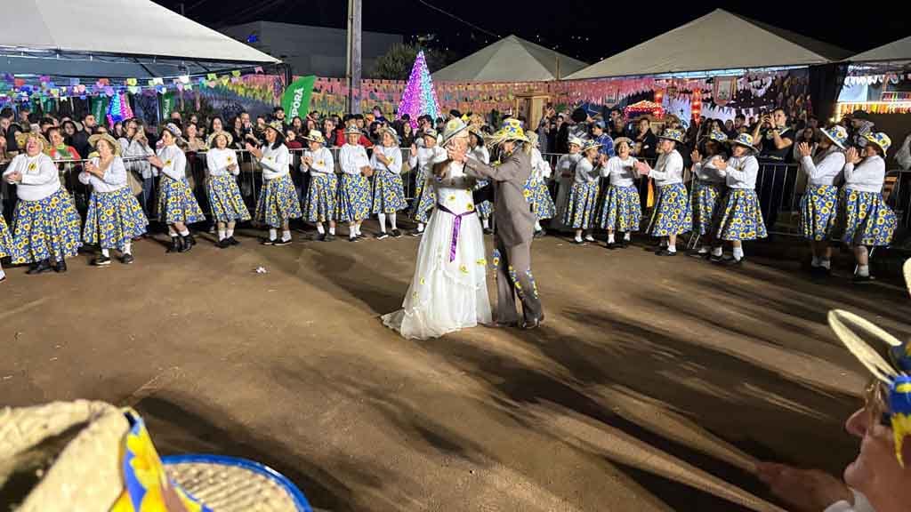 Arraiá de Ivaiporã confirma sucesso com shows, quadrilhas e grande público, veja fotos Grande público prestigia o Arraiá de Ivaiporã no Parque Ambiental Jardim Botânico durante apresentações de quadrilhas e shows