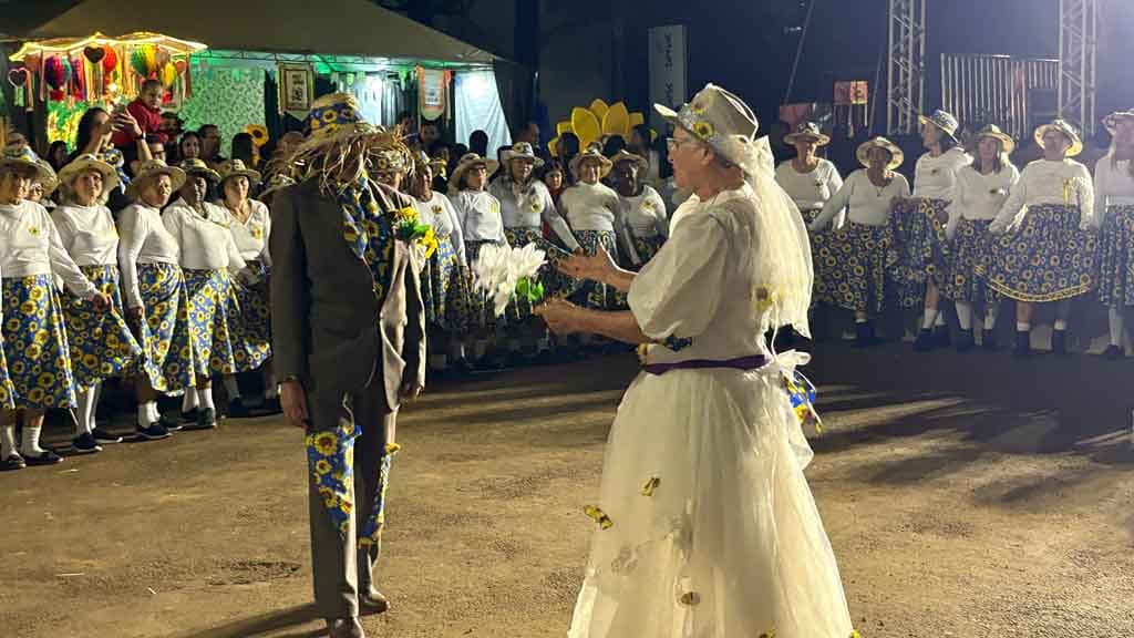 Arraiá de Ivaiporã confirma sucesso com shows, quadrilhas e grande público, veja fotos Grande público prestigia o Arraiá de Ivaiporã no Parque Ambiental Jardim Botânico durante apresentações de quadrilhas e shows