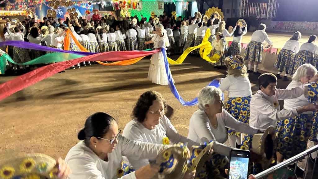 Arraiá de Ivaiporã confirma sucesso com shows, quadrilhas e grande público, veja fotos Grande público prestigia o Arraiá de Ivaiporã no Parque Ambiental Jardim Botânico durante apresentações de quadrilhas e shows