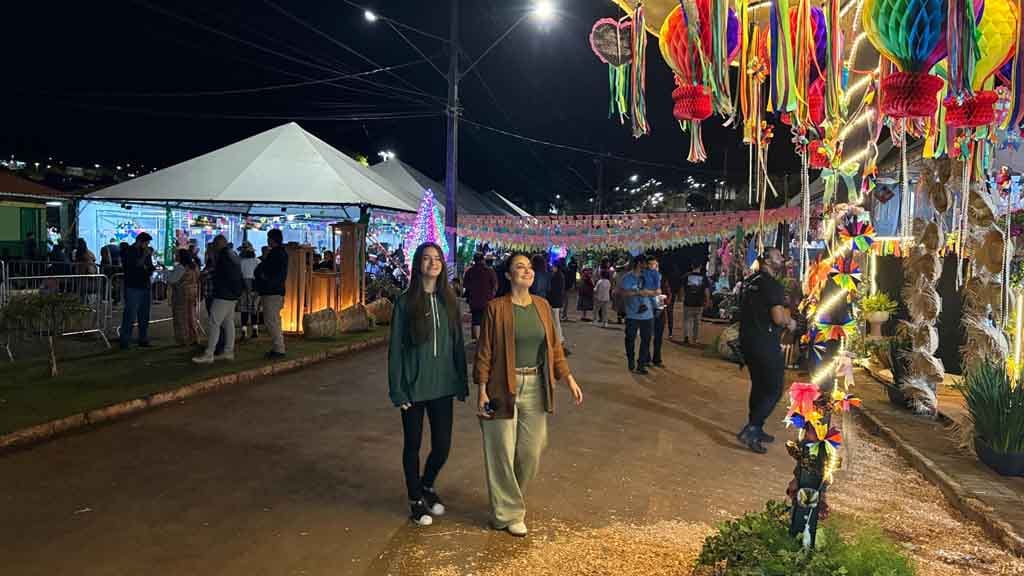 Arraiá de Ivaiporã confirma sucesso com shows, quadrilhas e grande público, veja fotos Grande público prestigia o Arraiá de Ivaiporã no Parque Ambiental Jardim Botânico durante apresentações de quadrilhas e shows