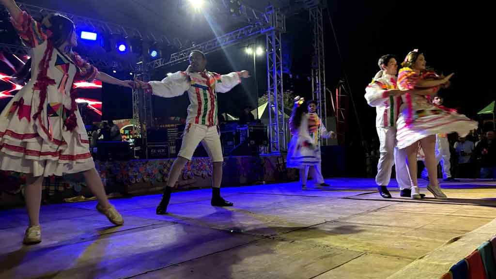 Arraiá de Ivaiporã confirma sucesso com shows, quadrilhas e grande público, veja fotos Grande público prestigia o Arraiá de Ivaiporã no Parque Ambiental Jardim Botânico durante apresentações de quadrilhas e shows