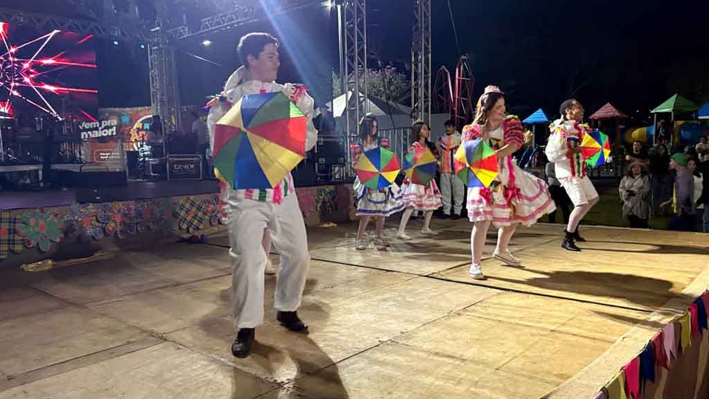 Arraiá de Ivaiporã confirma sucesso com shows, quadrilhas e grande público, veja fotos Grande público prestigia o Arraiá de Ivaiporã no Parque Ambiental Jardim Botânico durante apresentações de quadrilhas e shows