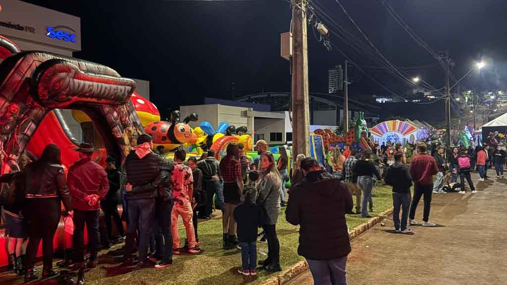 Arraiá de Ivaiporã confirma sucesso com shows, quadrilhas e grande público, veja fotos Grande público prestigia o Arraiá de Ivaiporã no Parque Ambiental Jardim Botânico durante apresentações de quadrilhas e shows