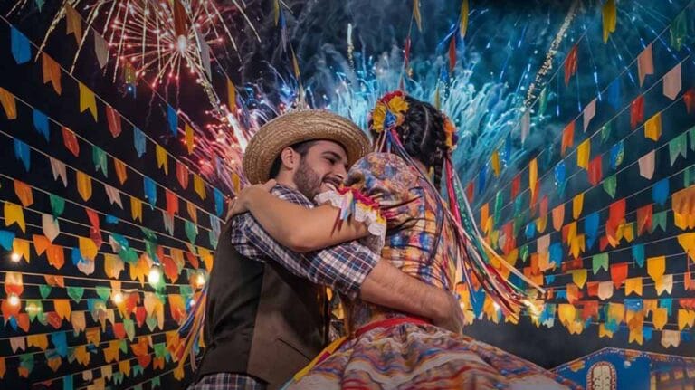 Casal com trajes caipiras durante a divulgação do Arraiá de Ivaiporã.