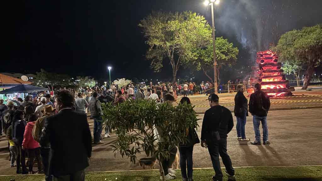 Arraiá de Ivaiporã confirma sucesso com shows, quadrilhas e grande público, veja fotos Grande público prestigia o Arraiá de Ivaiporã no Parque Ambiental Jardim Botânico durante apresentações de quadrilhas e shows