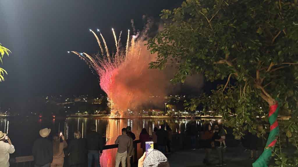 Arraiá de Ivaiporã confirma sucesso com shows, quadrilhas e grande público, veja fotos Grande público prestigia o Arraiá de Ivaiporã no Parque Ambiental Jardim Botânico durante apresentações de quadrilhas e shows