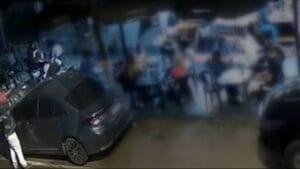 Polícia Civil afirma que a principal linha de investigação é de que o ataque a tiros em Campo Mourão tenha sido motivado por vingança; adolescente de 15 anos segue foragido.