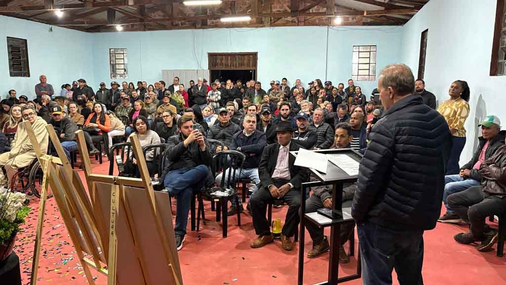 Santa Bárbara recebe asfalto, iluminação e novos investimentos da Prefeitura de Ivaiporã Prefeito Carlos Gil, vice-prefeita Gertrudes Bernardy, vereadores e lideranças participam da inauguração da pavimentação e da iluminação da Rodovia Pedro Galeano