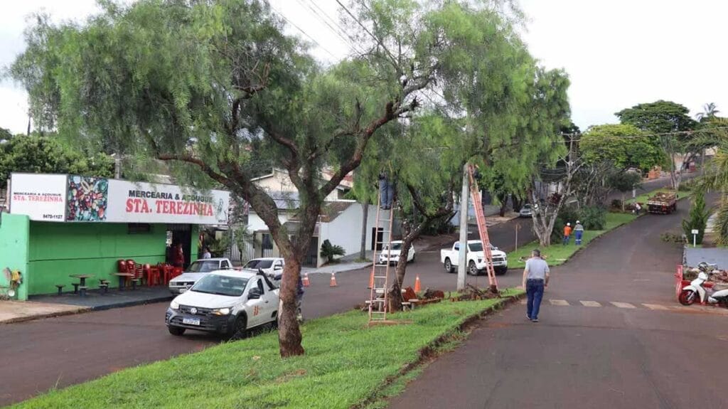 Equipes da Prefeitura de Ivaiporã, Copel e provedores de internet se reúnem para ação de retirada de cabos inservíveis na Avenida Emílio Ganzert.