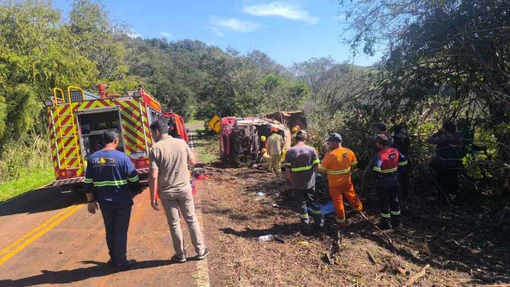 Equipes de resgate atendem motorista após tombamento de caminhão com placas de Jardim Alegre na PR-539, em Marilândia do Sul.