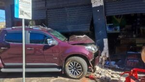 Caminhonete Chevrolet S10 atinge a fachada da Lanchonete Pai-Pai após acidente de trânsito no Centro de Ivaiporã.