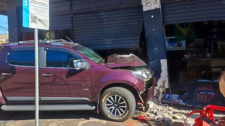 Caminhonete Chevrolet S10 atinge a fachada da Lanchonete Pai-Pai após acidente de trânsito no Centro de Ivaiporã.
