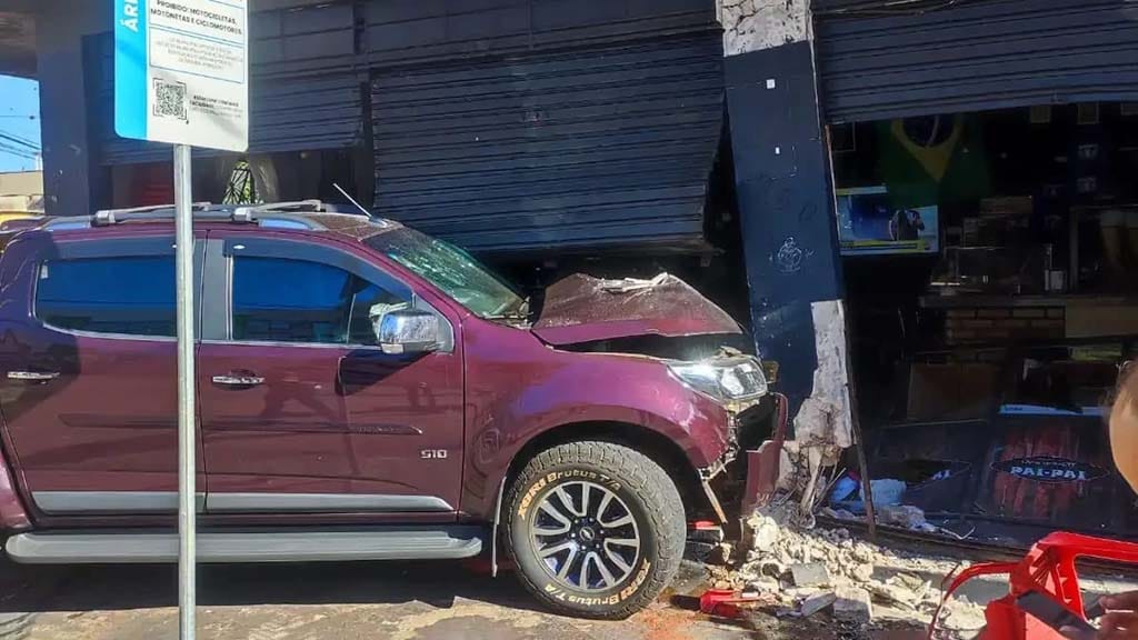 Ivan Maldonado / Notícias Online Caminhonete Chevrolet S10 atinge a fachada da Lanchonete Pai-Pai após acidente de trânsito no Centro de Ivaiporã.