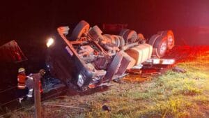 Caminhão tombado na PR-323 após acidente que matou motorista em Sertanópolis.