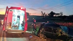 Chevrolet Corsa capotado na PR-466, entre Pitanga e Manoel Ribas, após acidente que deixou um passageiro ferido