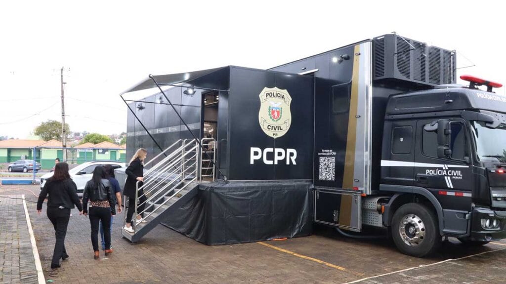 Vice-prefeita Gertrudes Bernardy visita a carreta da Polícia Civil durante ação de emissão da Carteira de Identidade Nacional no Sesc de Ivaiporã.