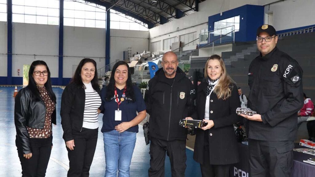 Vice-prefeita Gertrudes Bernardy visita a carreta da Polícia Civil durante ação de emissão da Carteira de Identidade Nacional no Sesc de Ivaiporã.