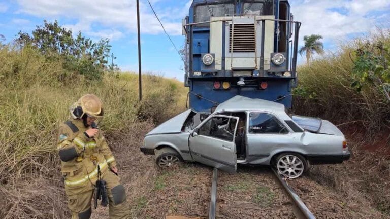 Ivan Maldonado / Notícias Online Chevrolet Chevette destruído após ser atingido por trem em passagem de nível em Califórnia