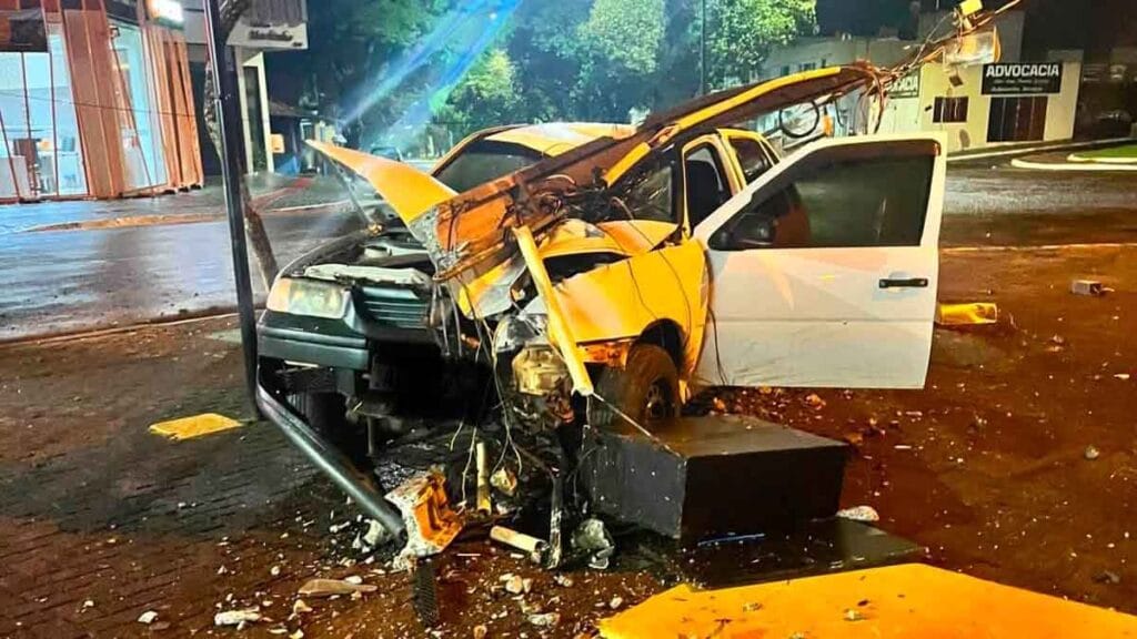 Carro bate em poste e motorista fica ferido em Manoel Ribas Carro danificado após bater em poste na Praça Central de Manoel Ribas