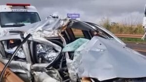 Sandero Renault ficou totalmente destruído, mulher morreu no local