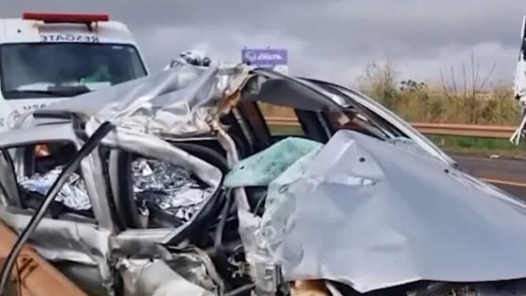 Sandero Renault ficou totalmente destruído, mulher morreu no local