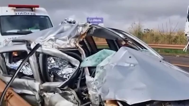 Sandero Renault ficou totalmente destruído, mulher morreu no local