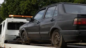 Imagem ilustrativa de carro sendo transportado por caminhão-guincho após apreensão.