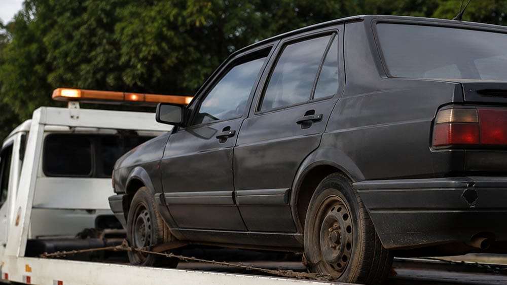 Ivan Maldonado / Notícias Online Imagem ilustrativa de carro sendo transportado por caminhão-guincho após apreensão.