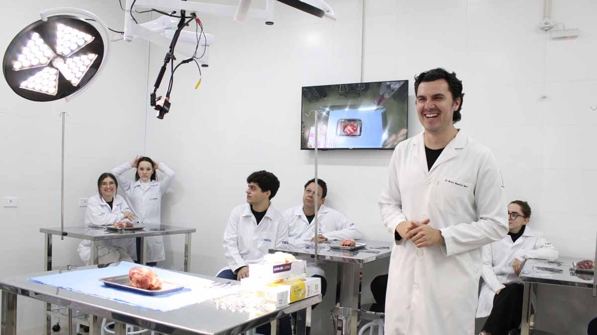 Fatec Ivaiporã instala Centro Cirúrgico simulado para aulas de Medicina Professor demonstra procedimento em centro cirúrgico simulado da Fatec Ivaiporã enquanto alunos acompanham as imagens em monitores.