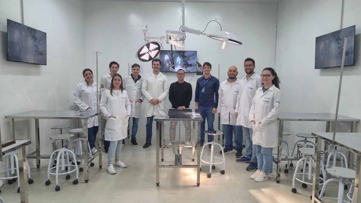 Fatec Ivaiporã instala Centro Cirúrgico simulado para aulas de Medicina Professor demonstra procedimento em centro cirúrgico simulado da Fatec Ivaiporã enquanto alunos acompanham as imagens em monitores.