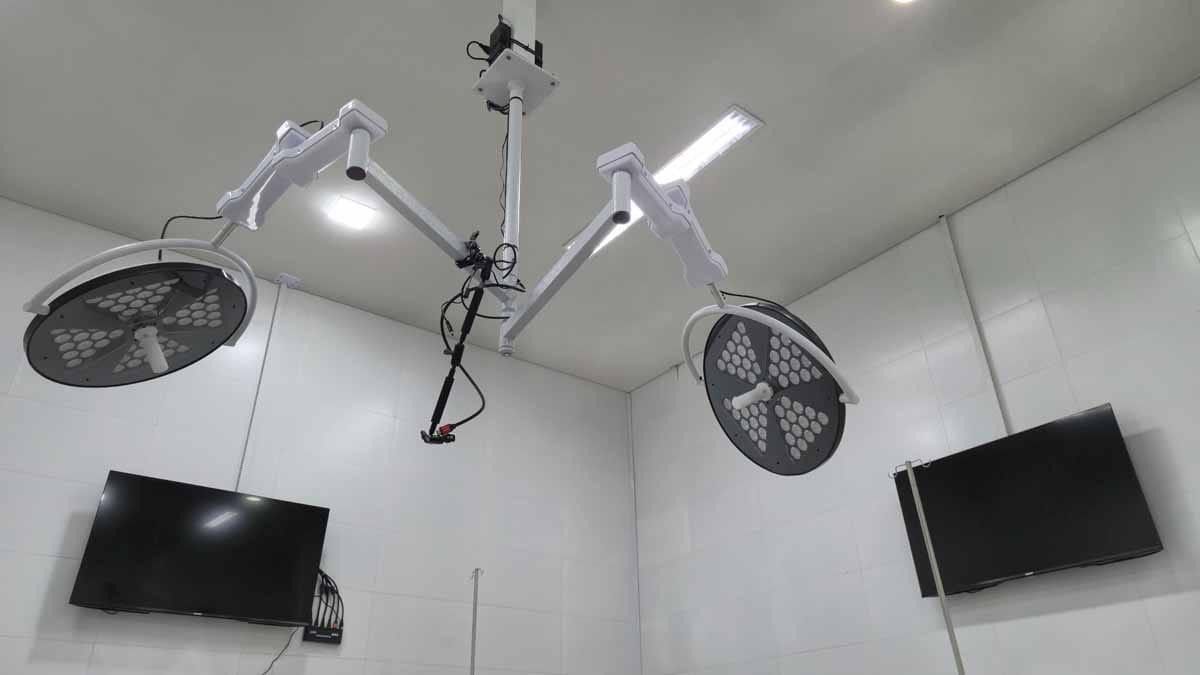 Fatec Ivaiporã instala Centro Cirúrgico simulado para aulas de Medicina Professor demonstra procedimento em centro cirúrgico simulado da Fatec Ivaiporã enquanto alunos acompanham as imagens em monitores.