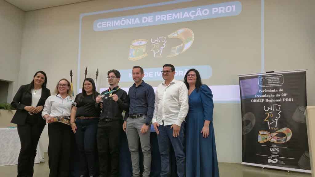 Cerimônia da OBMEP é realizada na Fatec Ivaiporã e diretor incentiva medalhistas seguirem estudando Cerimônia da 20ª OBMEP na Fatec Ivaiporã reuniu estudantes premiados, familiares, professores e autoridades da educação regional.