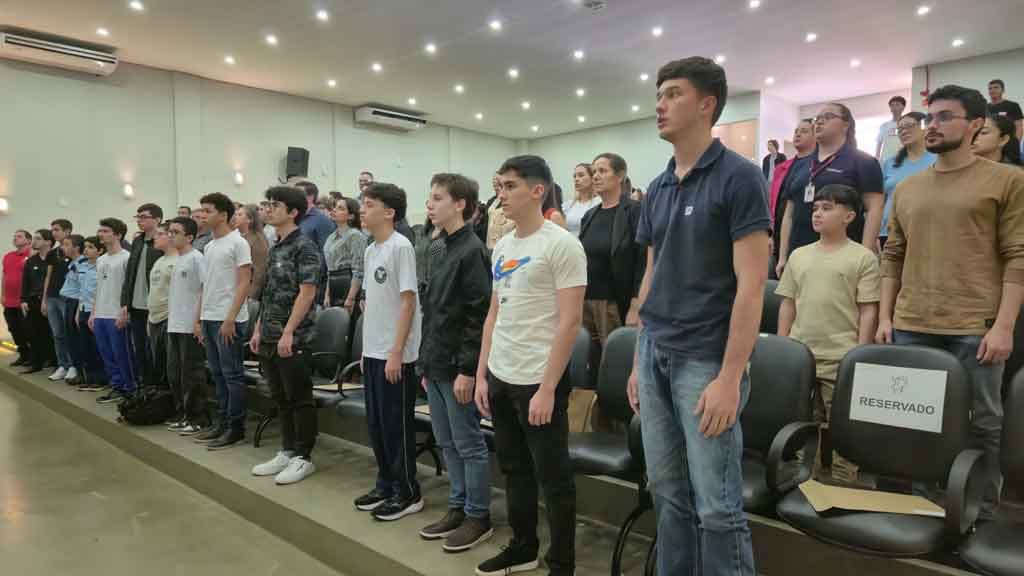 Cerimônia da OBMEP é realizada na Fatec Ivaiporã e diretor incentiva medalhistas seguirem estudando Cerimônia da 20ª OBMEP na Fatec Ivaiporã reuniu estudantes premiados, familiares, professores e autoridades da educação regional.