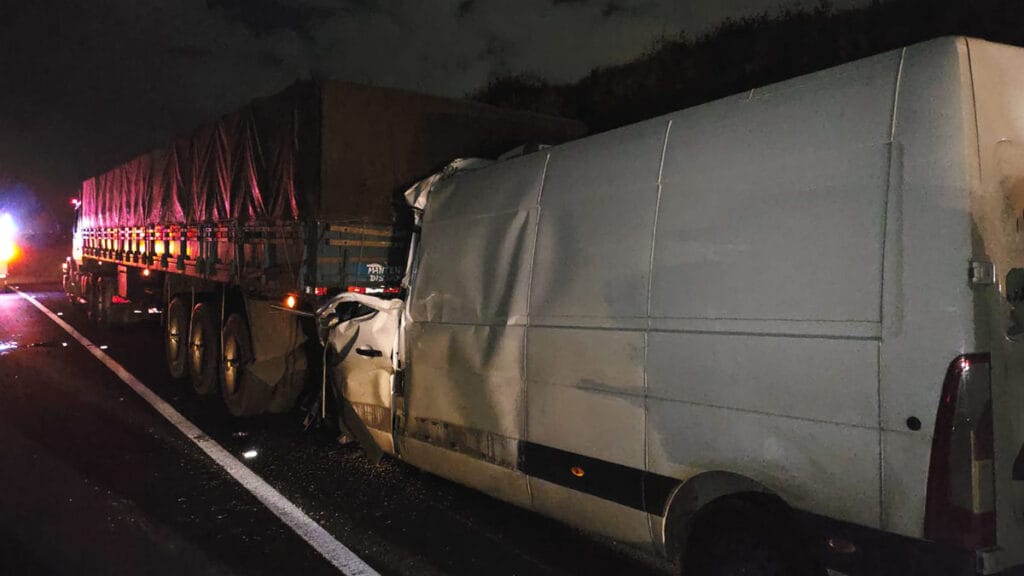 Renault Master envolvida em colisão traseira com semirreboque na PR-986, em Rolândia.