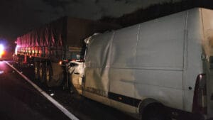 Renault Master envolvida em colisão traseira com semirreboque na PR-986, em Rolândia.