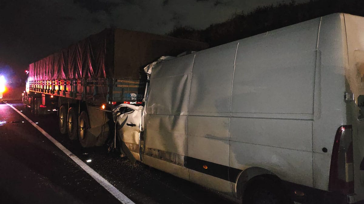 Ivan Maldonado / Notícias Online Renault Master envolvida em colisão traseira com semirreboque na PR-986, em Rolândia.