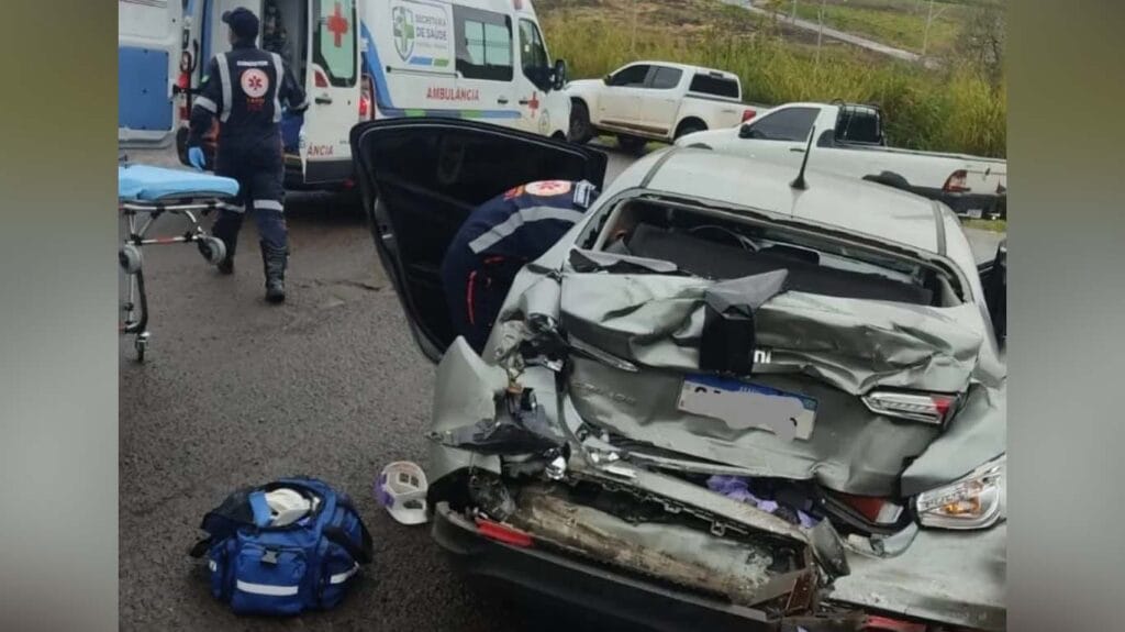 Colisão entre carro e caminhão mobiliza equipes de socorro em Faxinal Carro e caminhão envolvidos em colisão no trevo de acesso a Faxinal.