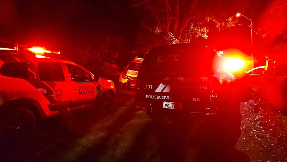 Homem morre em confronto com policiais militares em Faxinal Homem morreu durante confronto com policiais militares na noite de domingo (12), em Faxinal.