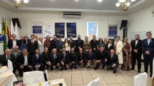 Ademir Soares Rocha e a nova diretoria do Rotary Club de Ivaiporã durante cerimônia de posse na Casa da Amizade