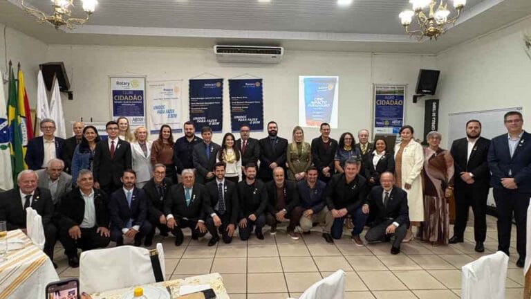 Ademir Soares Rocha e a nova diretoria do Rotary Club de Ivaiporã durante cerimônia de posse na Casa da Amizade