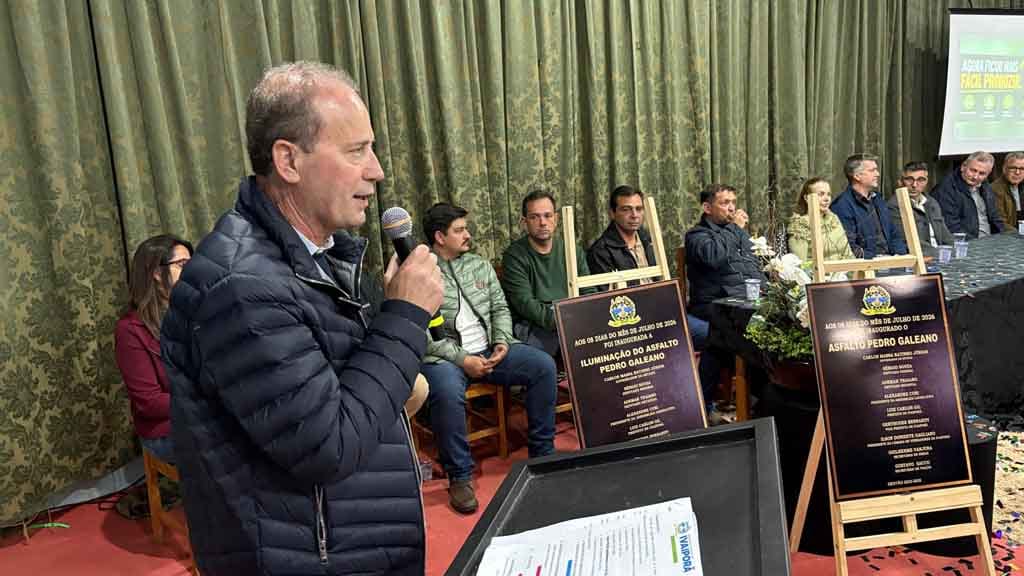 Santa Bárbara recebe asfalto, iluminação e novos investimentos da Prefeitura de Ivaiporã Prefeito Carlos Gil, vice-prefeita Gertrudes Bernardy, vereadores e lideranças participam da inauguração da pavimentação e da iluminação da Rodovia Pedro Galeano