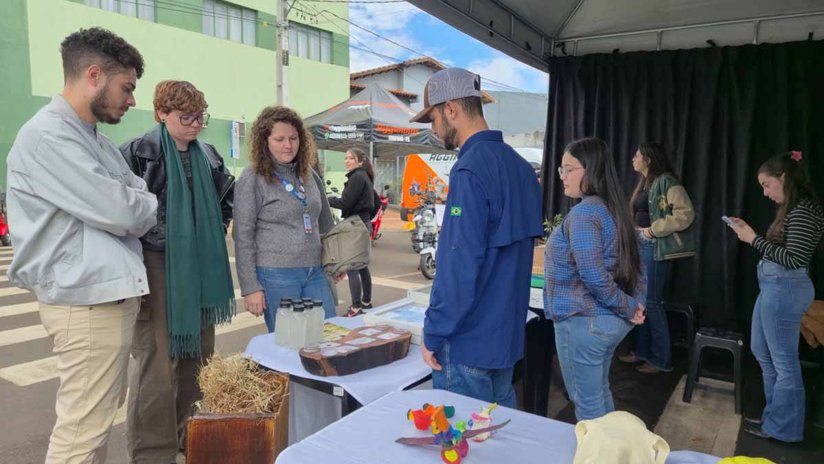 Fatec Ivaiporã apresenta cursos ligados ao agro na Feira de Negócios da Cooperfavi Fatec Ivaiporã participa da Feira de Negócios da Cooperfavi com cursos de Agronomia e Medicina Veterinária e atividades voltadas ao agro