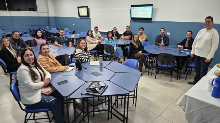 Professores participam de formação sobre a disciplina de Projeto Integrador na Fatec Ivaiporã durante encontro realizado no auditório da instituição.