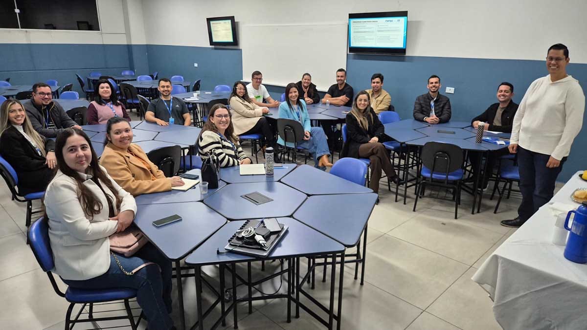 Professores participam de formação sobre a disciplina de Projeto Integrador na Fatec Ivaiporã durante encontro realizado no auditório da instituição.