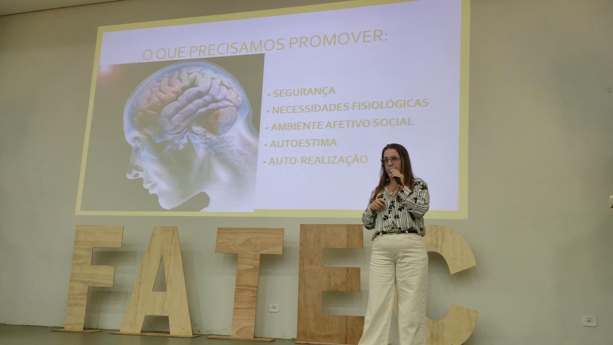 Fatec Ivaiporã prepara professores para diferentes perfis de aprendizagem Formação na Fatec Ivaiporã abordou inclusão, acessibilidade e estratégias pedagógicas para atender diferentes perfis de aprendizagem