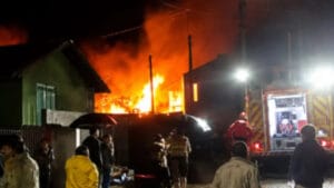 Equipes do Corpo de Bombeiros controlaram o incêndio em uma residência no bairro Monte Castelo, em Ivaiporã, na noite de quarta-feira (22).