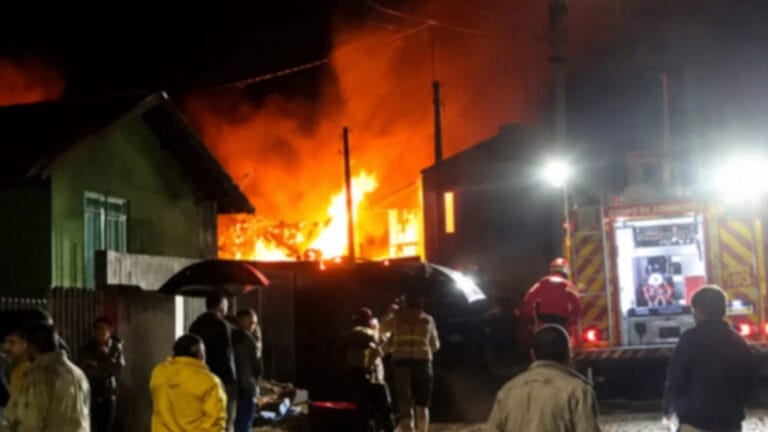 Equipes do Corpo de Bombeiros controlaram o incêndio em uma residência no bairro Monte Castelo, em Ivaiporã, na noite de quarta-feira (22).