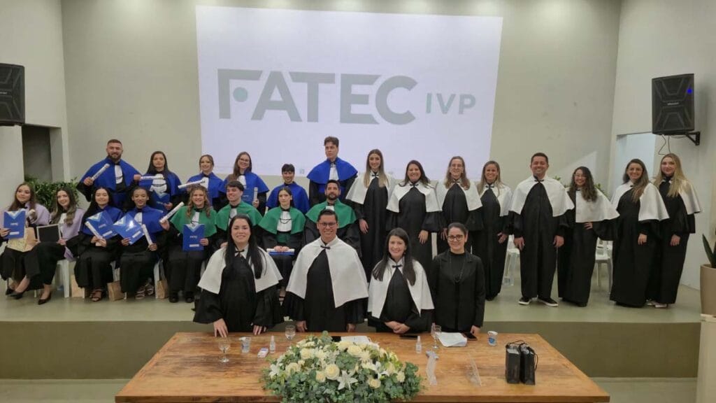 Fatec Ivaiporã forma profissionais de 5 cursos Fatec Ivaiporã realizou a colação de grau de 14 acadêmicos dos cursos de Agronegócio, Enfermagem, Gestão Financeira, Psicologia e Recursos Humanos.