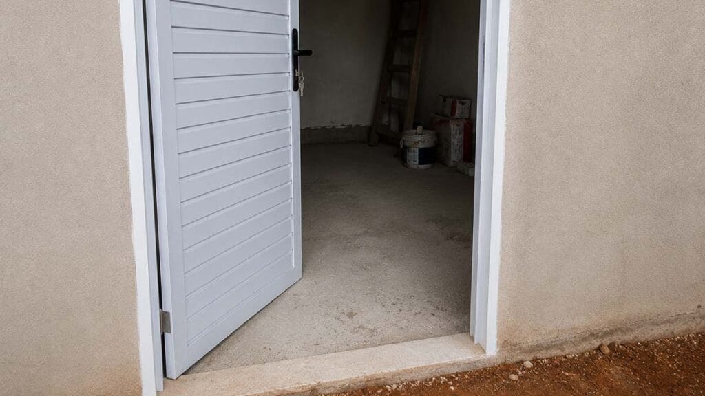 Ferramentas e equipamentos foram furtados após criminosos arrombarem uma obra no Loteamento Fiori, em Jardim Alegre