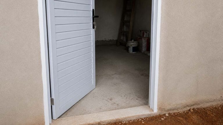 Ferramentas e equipamentos foram furtados após criminosos arrombarem uma obra no Loteamento Fiori, em Jardim Alegre